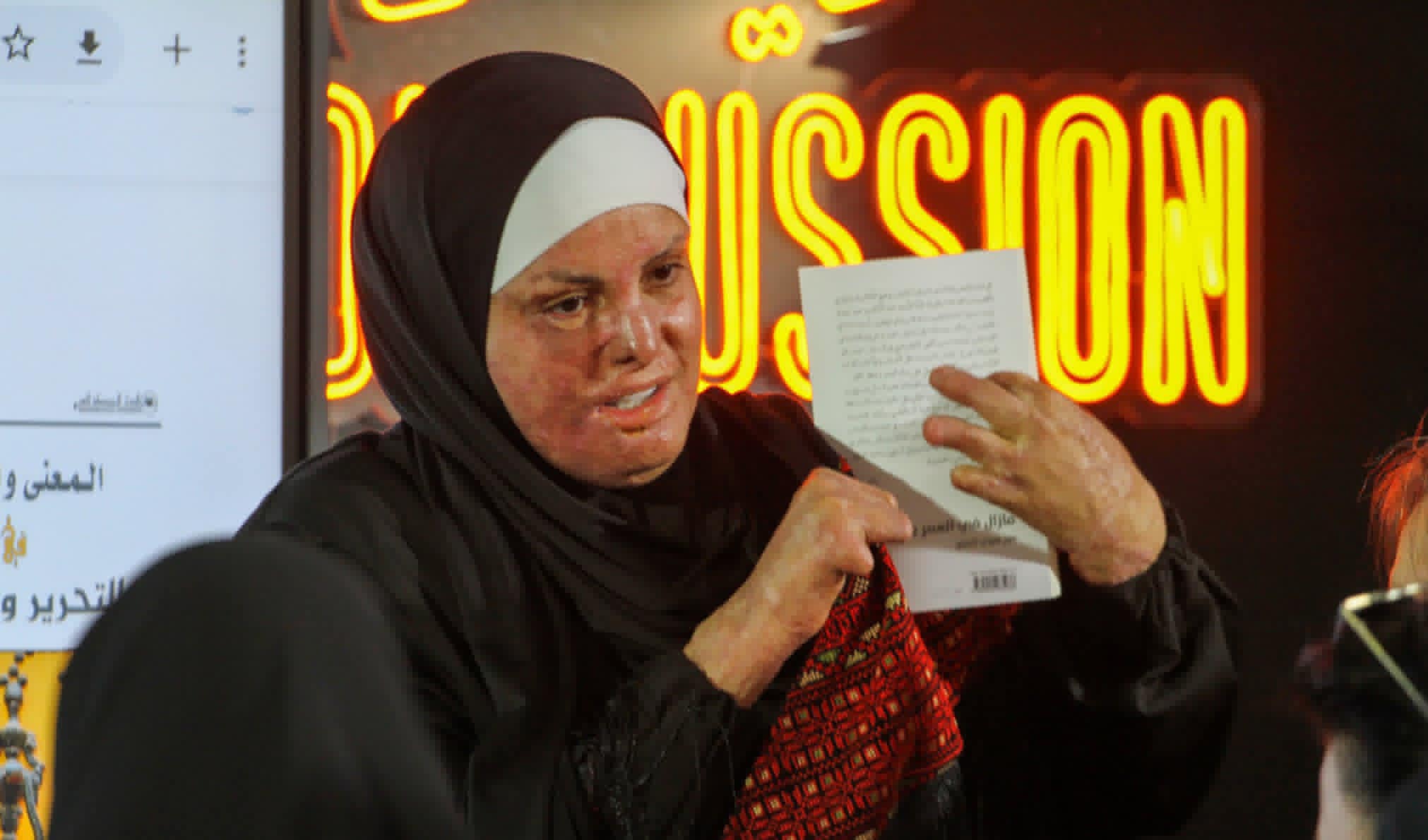 إسراء جعابيص وجه حر يضيء معرض تونس الدولي للكتاب: حين تكتب النار وصايا الأسرى