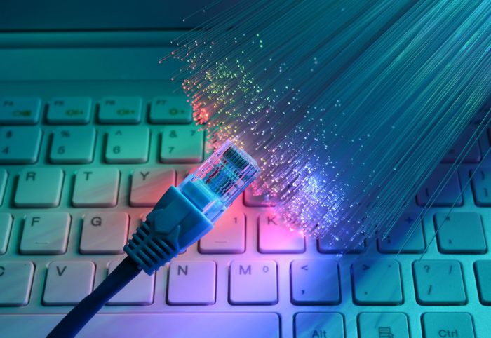 ربط أكثر من 3500 مؤسسة تربوية بشبكة الألياف البصرية ذات التدفق العالي بالأنترنات 