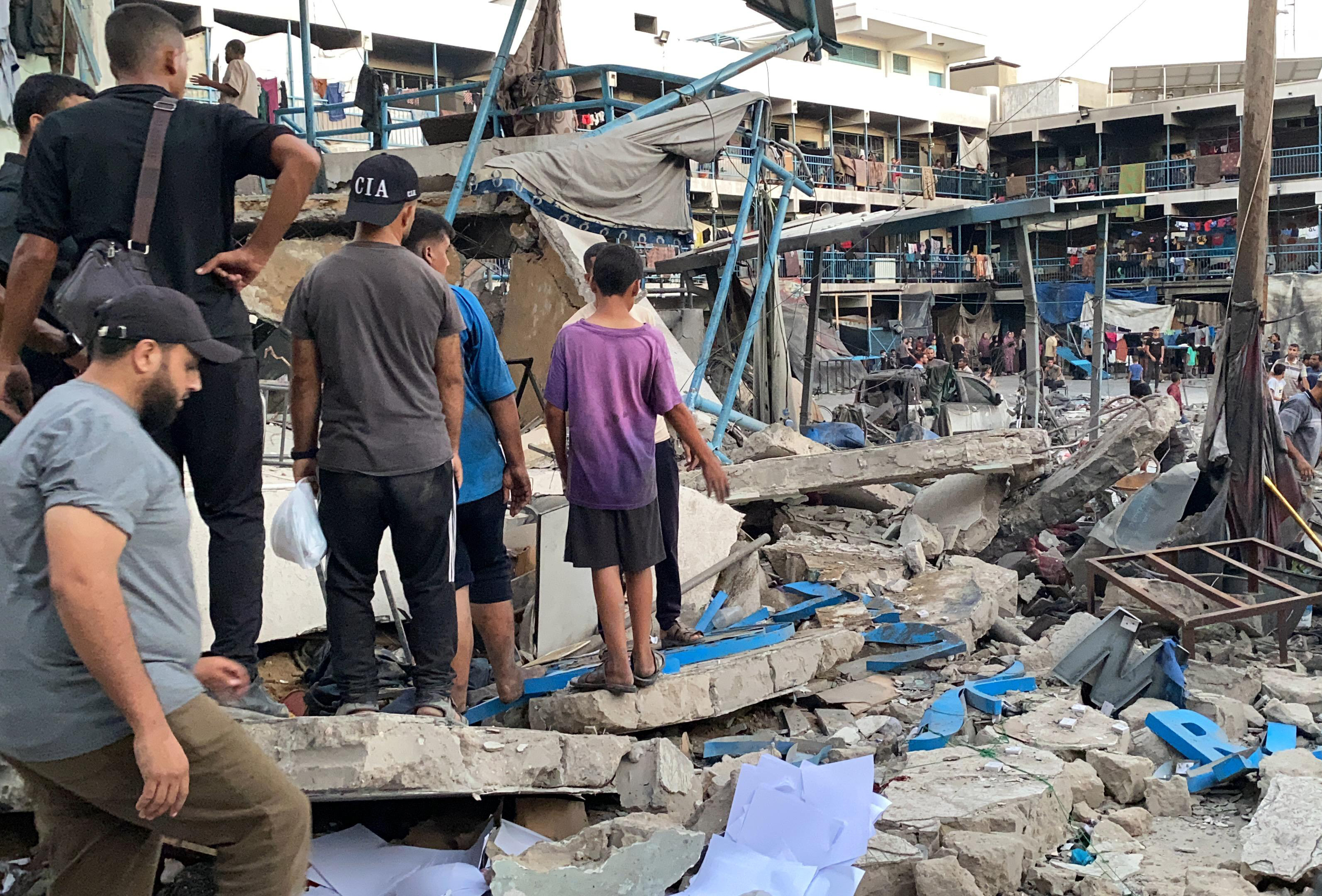 ارتفاع حصيلة ضحايا قصف الاحتلال الصهيوني لمدرستين في مخيم البريج ومدينة غزة إلى 49 إلى شهيدا.