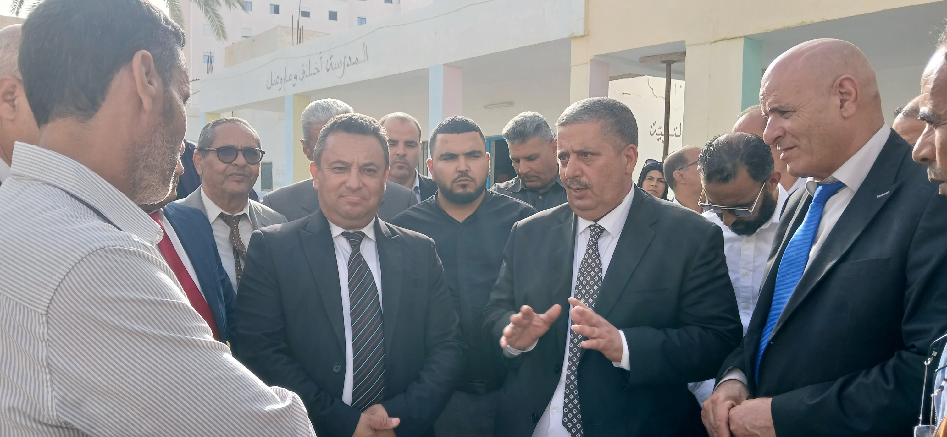  وزير التربية يعاين البنية التحتية بالمدرسة الابتدائية  طاهر صفر بجرجيس