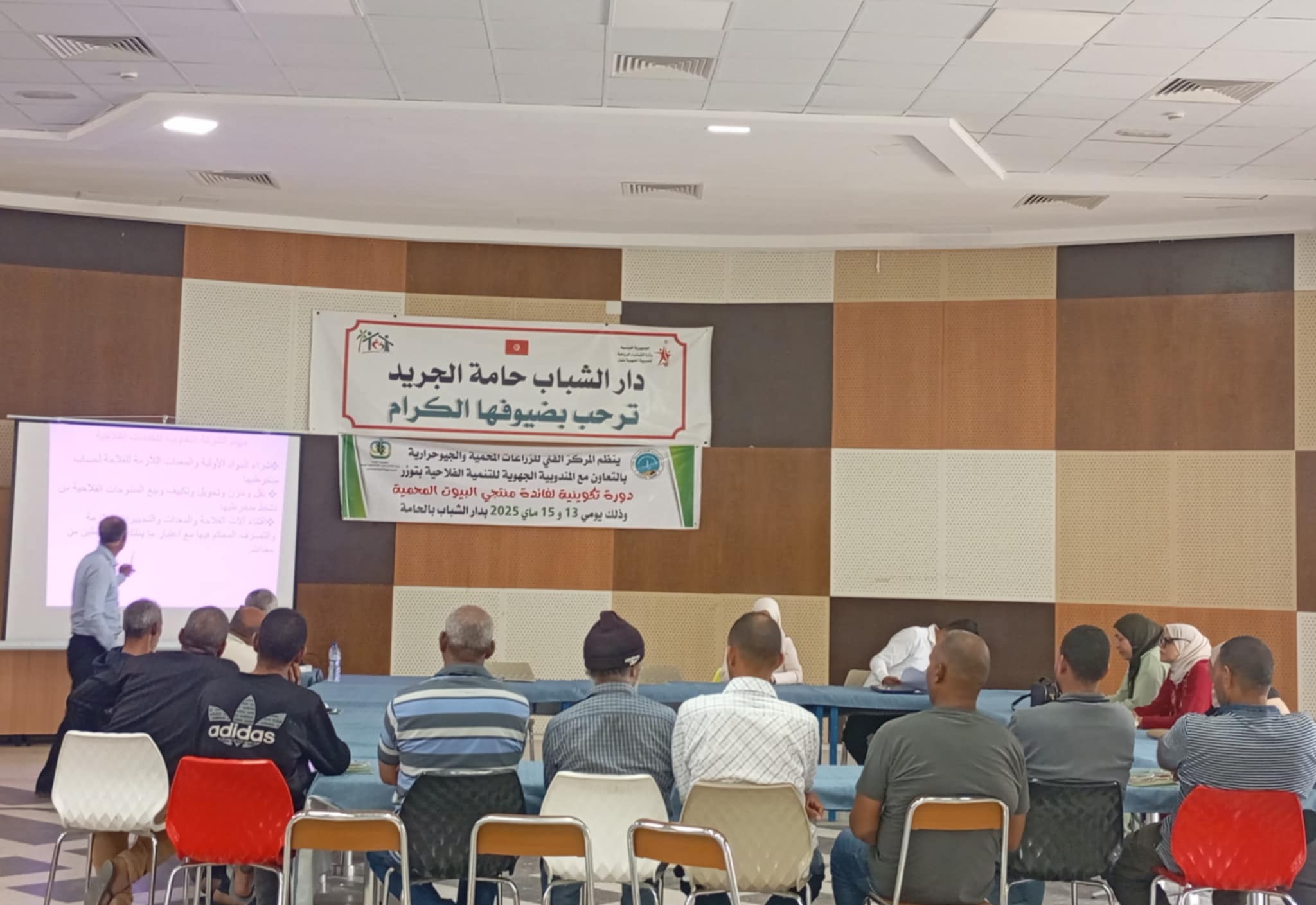 تسليم قرار إحداث مجمع تنموي نسائي ثالث في حزوة ينشط في مجال تربية الماشية والمجال الحرفي