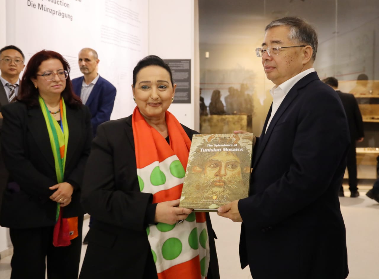 السيد "لي شولي " عضو اللجنة المركزية للحزب الشيوعي الصيني في زيارة  إلى المتحف الوطني بباردو