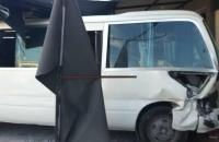 القيروان: اصطدام حافلة فريق رياضي نسائي بواجهة مقهى يسفر عن إصابة شخص بكسور وأضرار مادية