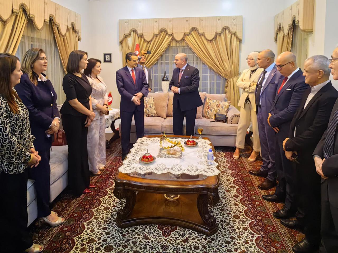 وزير الشؤون الخارجية يلتقي عددا من أفراد الجالية التونسية بقطر