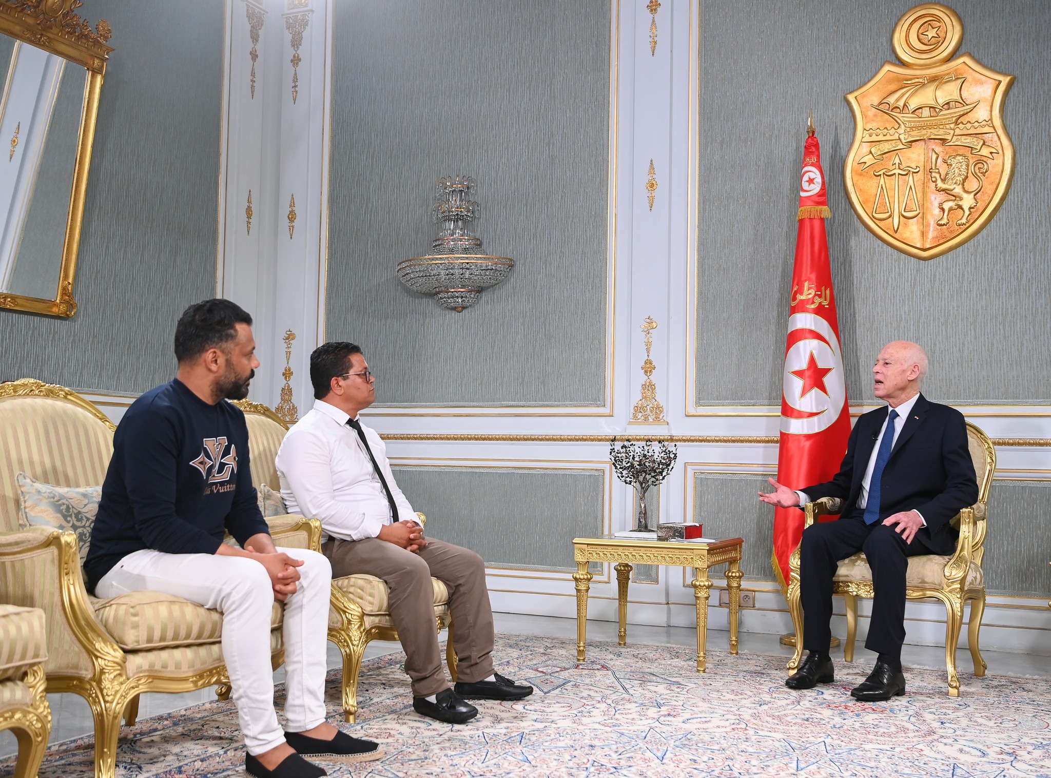 Kaïs Saïed reçoit deux jeunes Tunisiens au palais de Carthage pour un échange direct