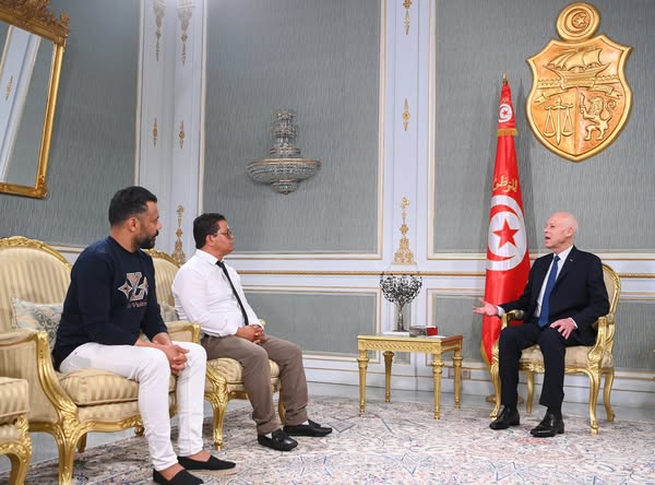 رئيس الجمهورية يستقبل شابين من المزونة وبنزرت ويؤكد:  لا تهميش بعد اليوم وكرامة التونسيين خط أحمر