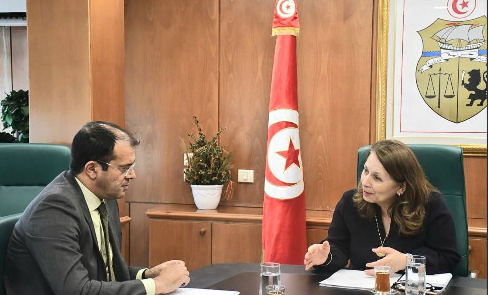 وزيرة الصناعة تبحث مع مدير عام بنك تمويل المؤسسات الصغرى والمتوسطة آليات المرافقة و مزيد تمويل المؤسسات