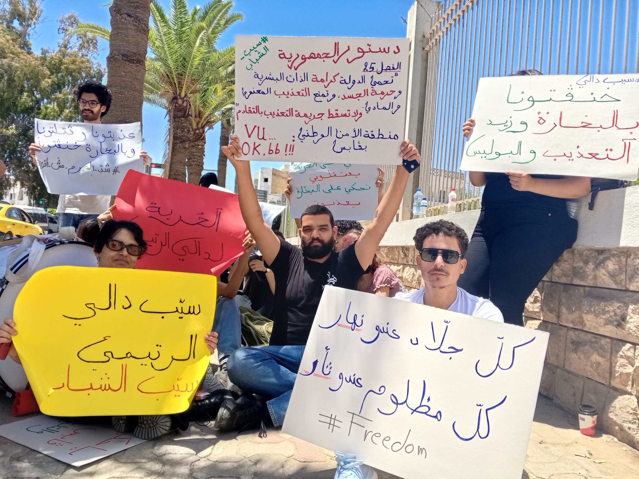 قابس :  وققة احتجاجية  لعدد من النشطاء المدنيين للمطالبة بإطلاق سراح الموقوفين اثر الحراك الاحتجاجي البيئي يوم الجمعة المنقضي 