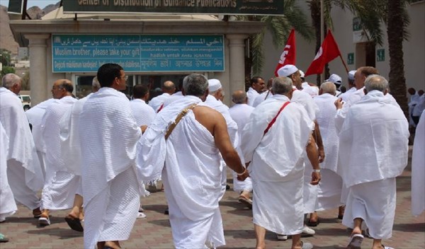 وفد من عائلات الشهداء يؤدّي مناسك الحج برعاية مؤسسة فداء