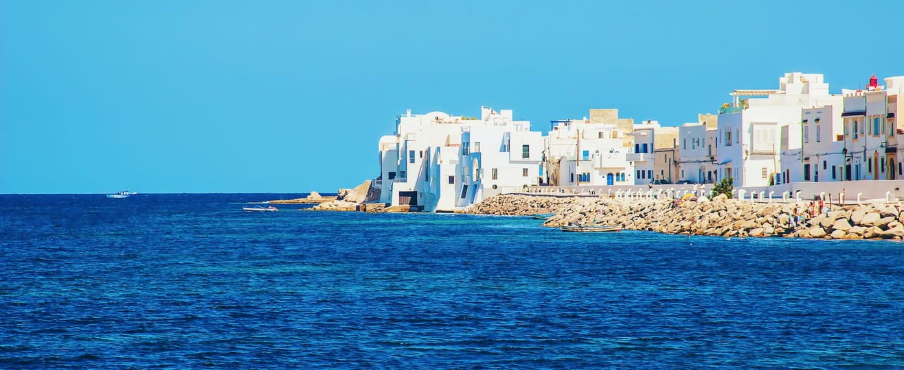 سحب قليلة بأغلب المناطق مع ظهور ضباب محلي آخر الليل بالجهات الشرقية للشمال و الوسط.