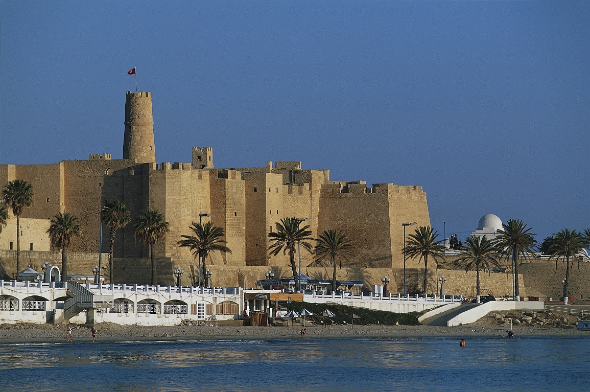 طقس معتدل بمعظم الجهات.