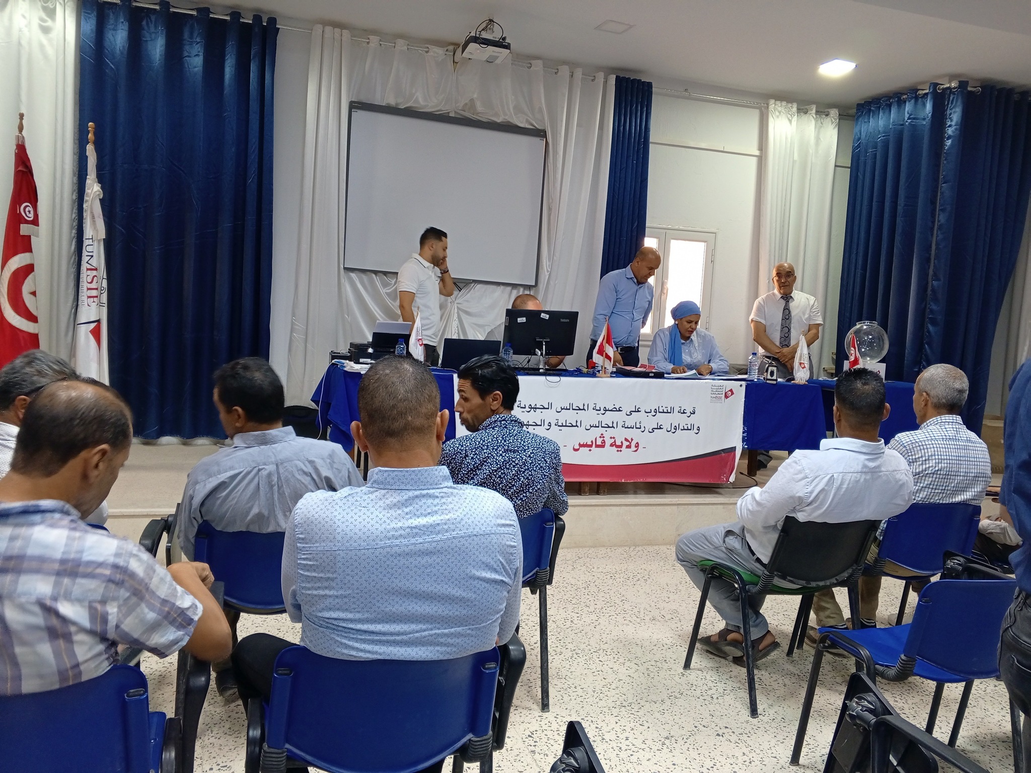 قابس : اجراء قرعة التناوب على عضوية المجالس الجهوية والتداول على رئاسة المجالس المحلية والجهوية
