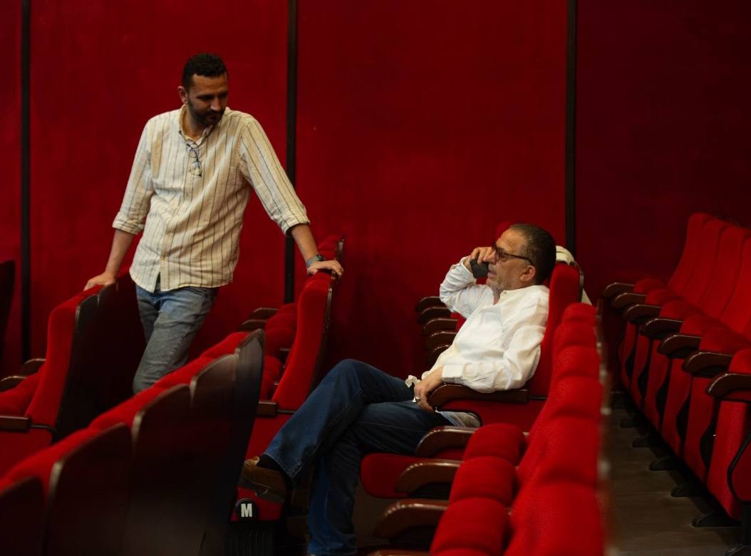 "جاكراندا": مسرحية تبحث عن مَخرَجٍ لجيل ضائع في فضاء العتمة والانتظار