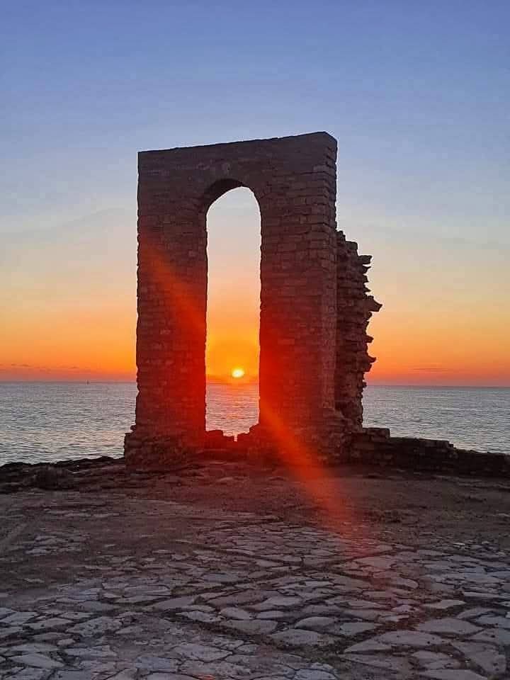  سماء صافية إلى قليلة السحب بأغلب الجهات.