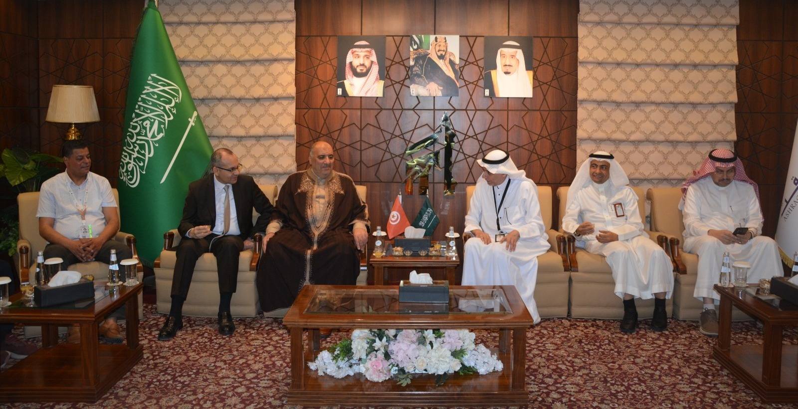 وزير الشؤون الدينية يلتقي رئيس شركة مطوفي حجاج الدول العربية ويطلع على تطبيقة جديدة تحمي الحجيج من الضياع