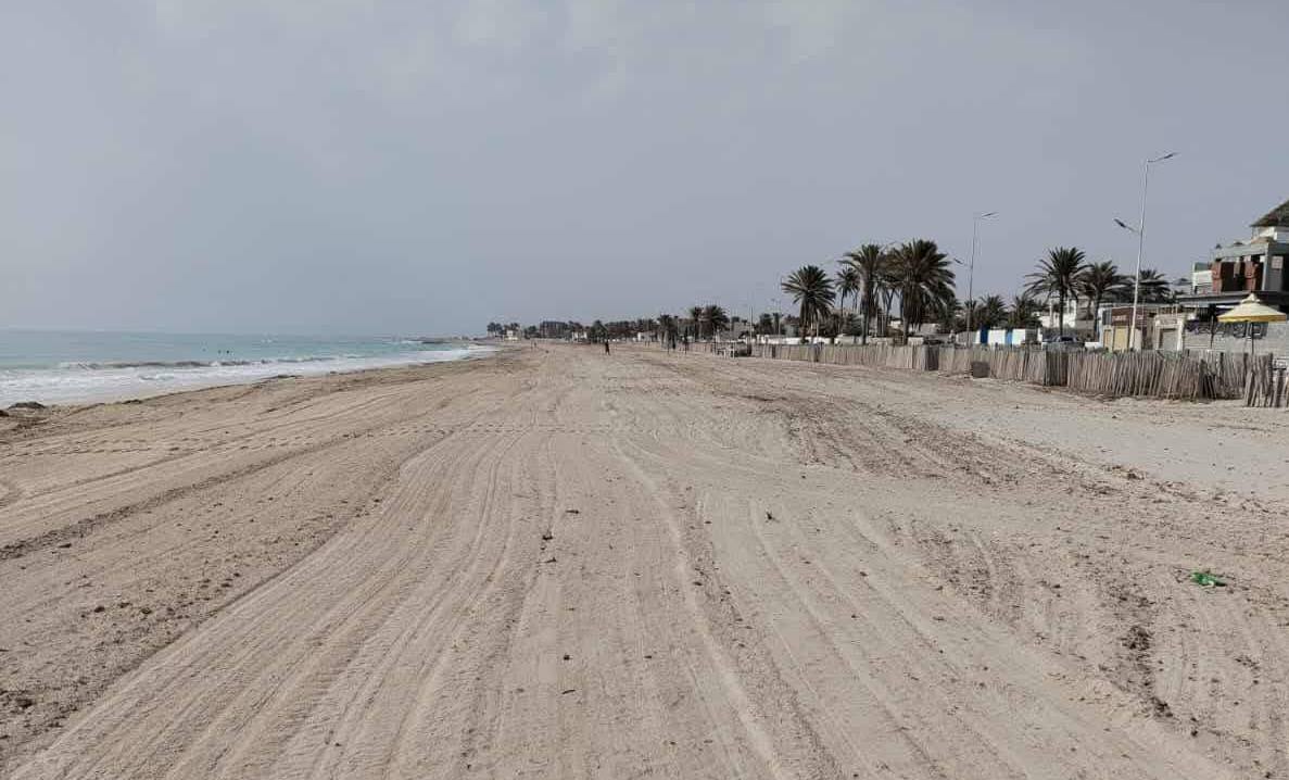  بلدية جرجيس تشرع في حملة  لتنظيف شاطئ سنيا وغربلة الرمال استعدادا لموسم الاصطياف
