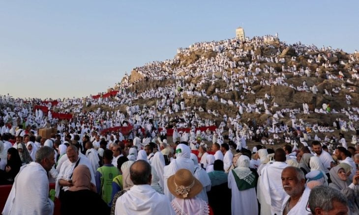 على عرفات.. ضيوف الرحمن يؤدون ركن الحج الأعظم
