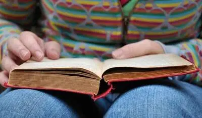 تظاهرة "لنقرأ 100 كتاب" للتشجيع على المطالعة والاحتفاء بالكتاب والكتابة