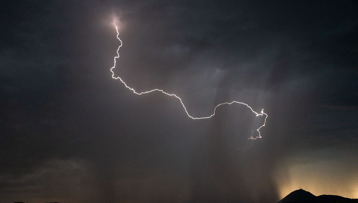 خلايا رعدية محلية مصحوبة ببعض الأمطار ليل الخميس