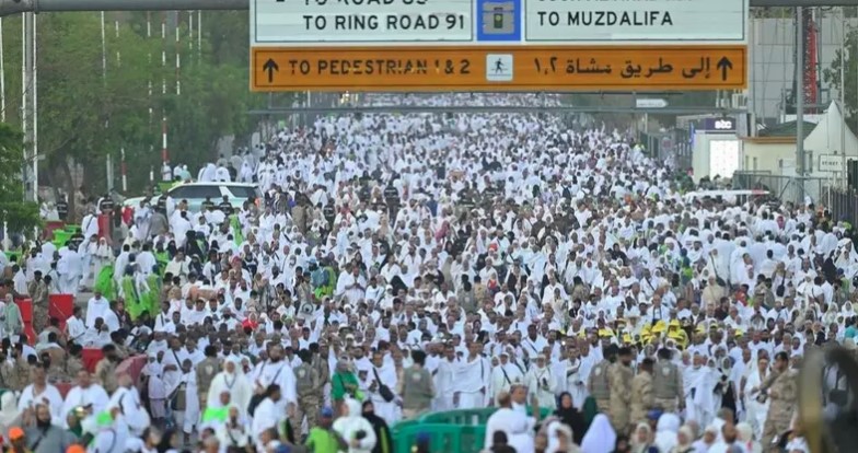الحجاج يودعون "عرفات" متوجهين إلى مشعر مزدلفة