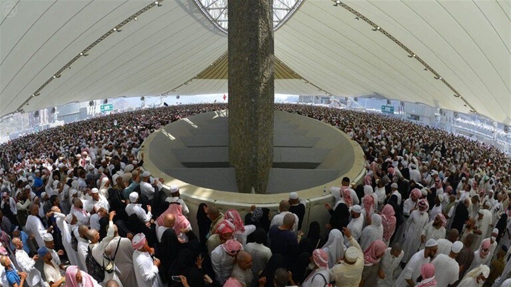    ضيوف الرحمان يواصلون في أول أيام العيد رمي جمرة العقب باستعمال نظام خاص في التحكم في الحشود         