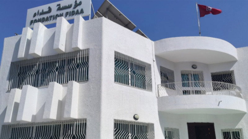مؤسسة "فداء" توزع بطاقات بريدية ذكية خاصة بتنزيل المنح المدرسية والجامعية