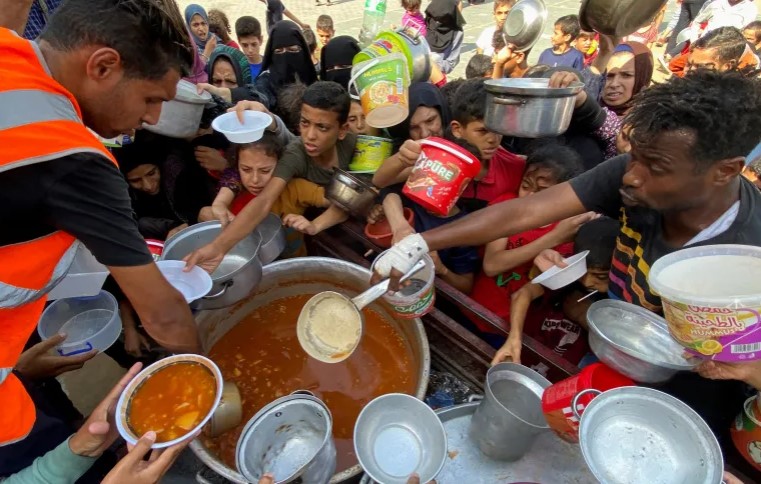 الأونروا": نموذج توزيع المساعدات في غزة "دعوة للموت"