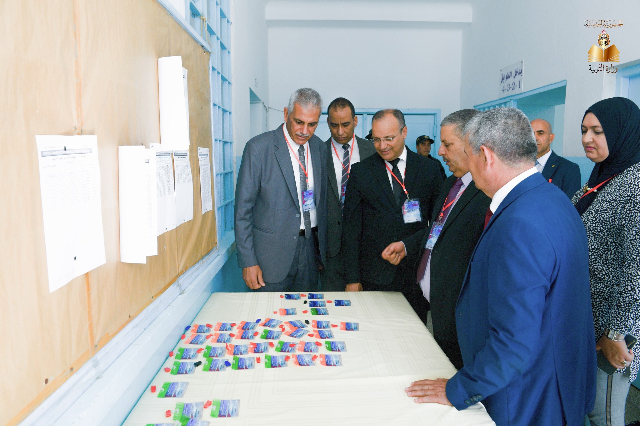 وزير التربية يؤدي زيارة الى مركز إصلاح الباكالوريا بالمهدية