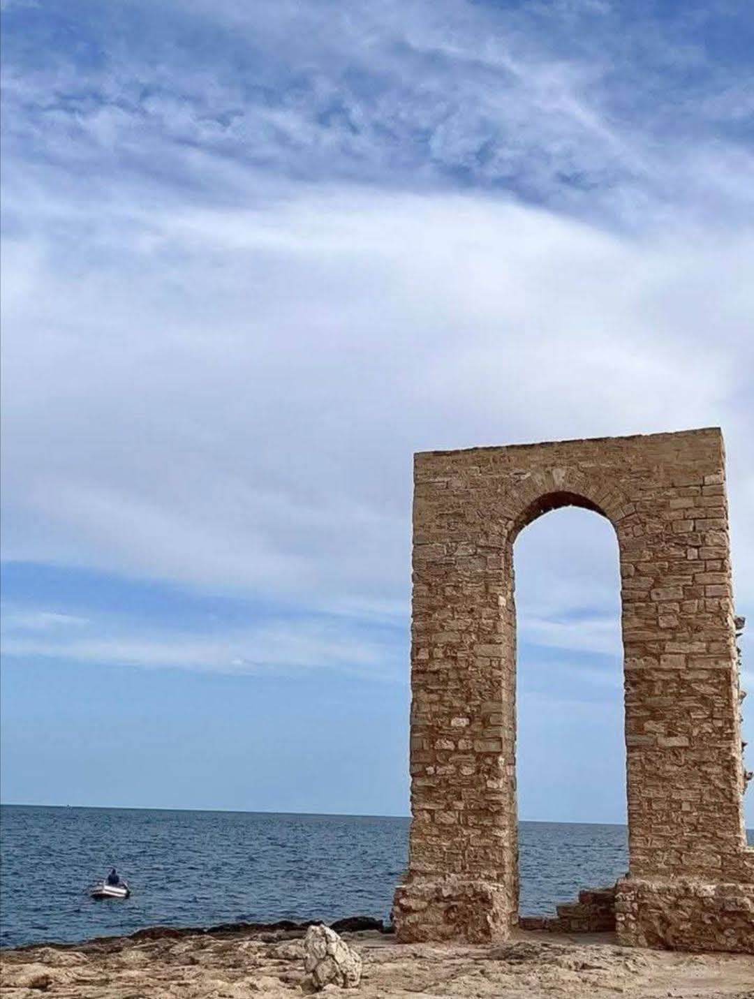 سماء صافية إلى قليلة السحب بأغلب الجهات.