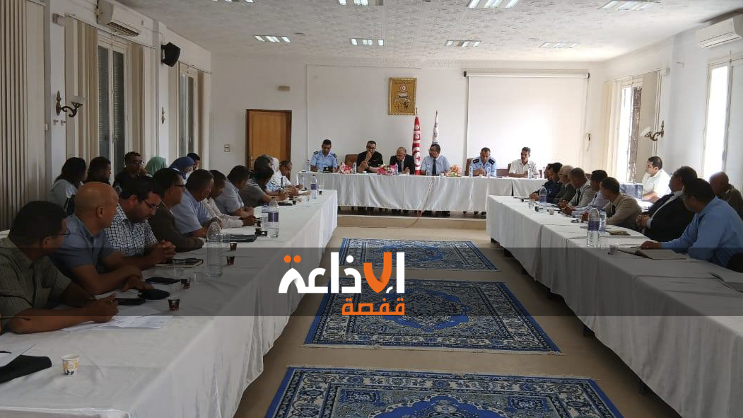 قفصة : جلسة عمل لضبط الإمكانيات البشرية واللوجستيّة لحماية الثروة الفلاحية والغابية والواحيّة من الحرائق خلال الصائفة الحالية