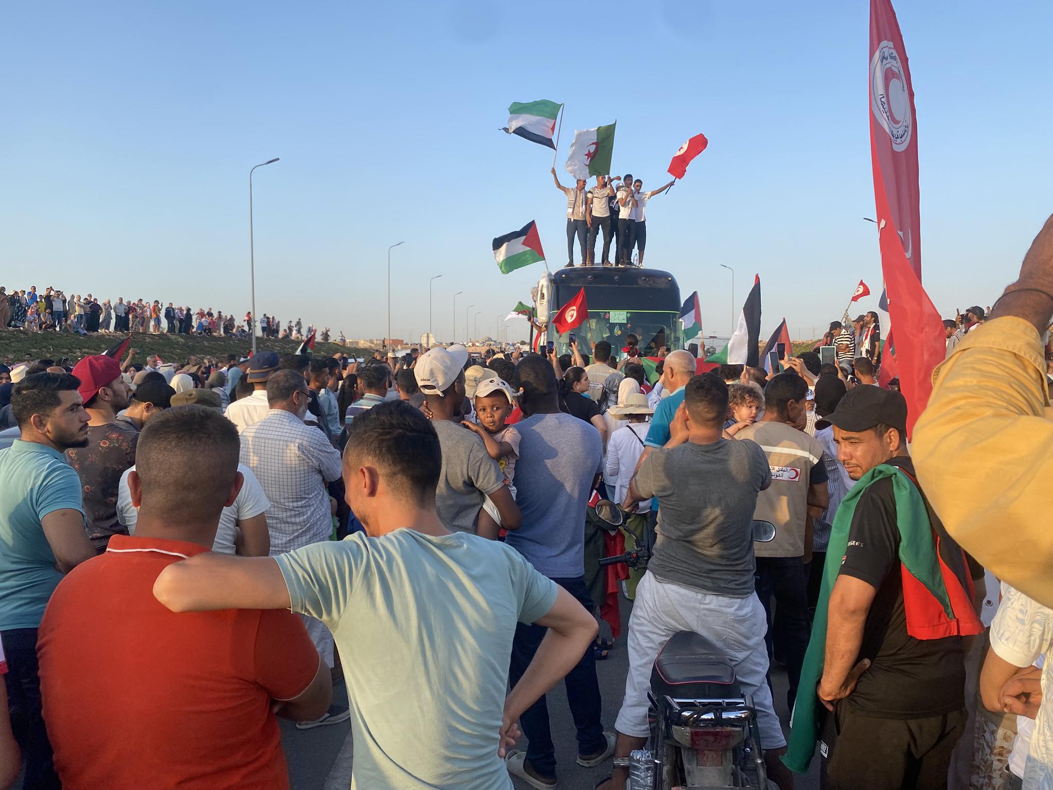 مدنين : قافلة الصمود تعبر الحدود التونسية نحو ليبيا بعد استقبال شعبي حاشد وهبة شعبية مهيبة ببن قردان
