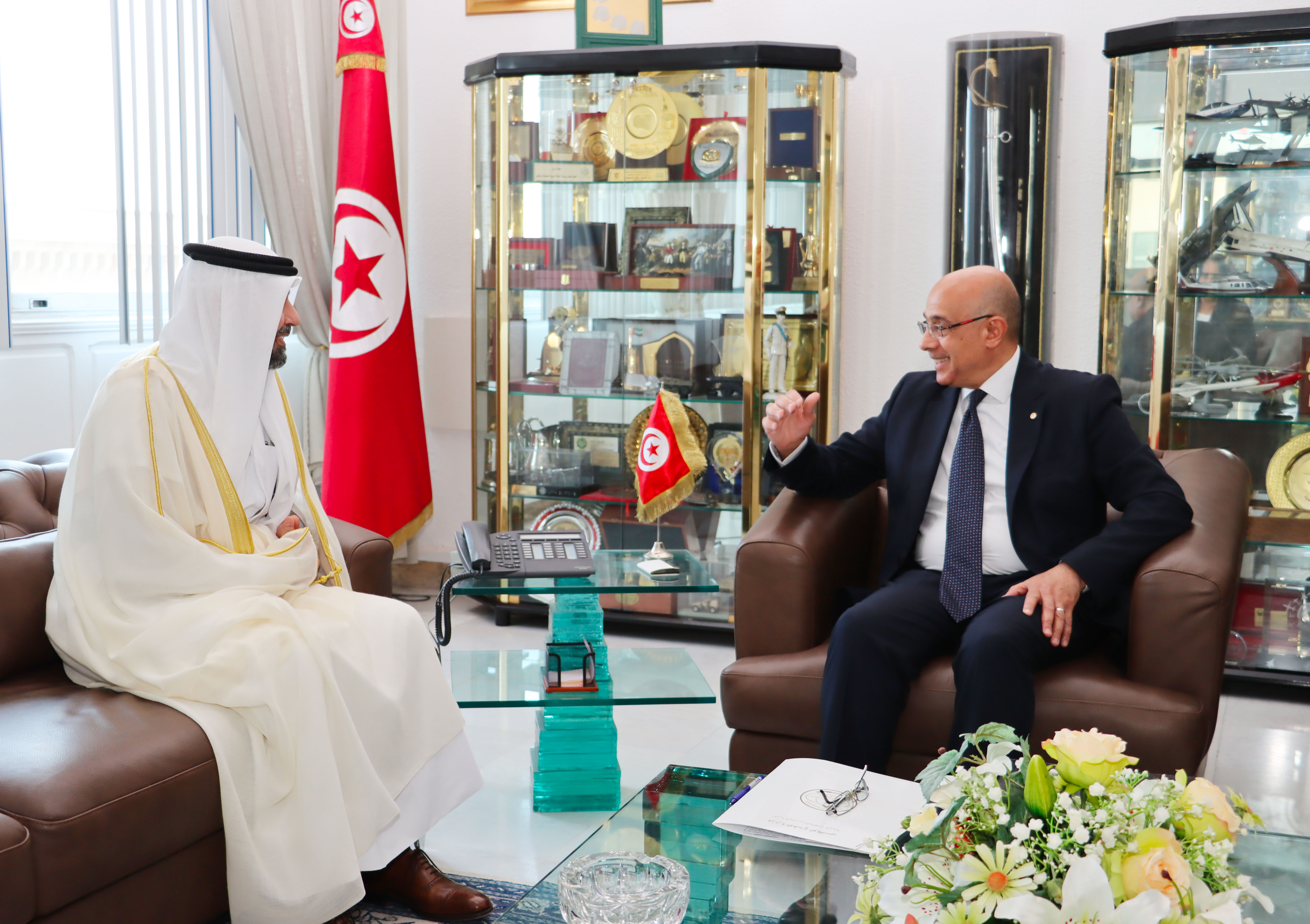 وزير الدّفاع يبحث مع سفير الكويت سبل الارتقاء بمستوى التعاون العسكري بين البلدين.
