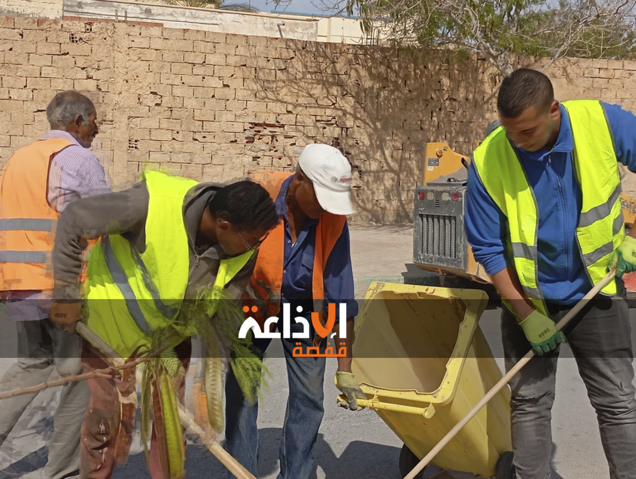  تنظيم حملة نظافة بطريق الحجيج بمدينة توزر في مسعى للنهوض بالوضع البيئي بالجهة.