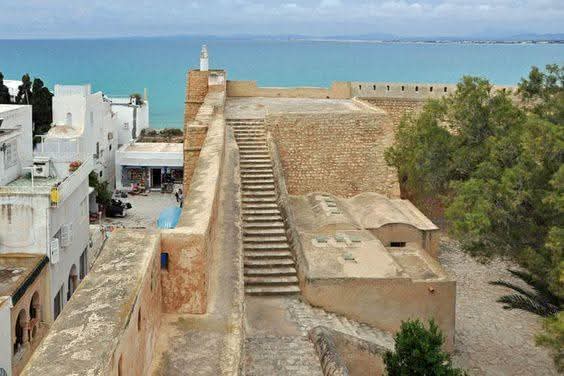 سحب قليلة بأغلب الجهات مع ظهور ضباب محلي آخر الليل بالمناطق الشرقية للشمال.