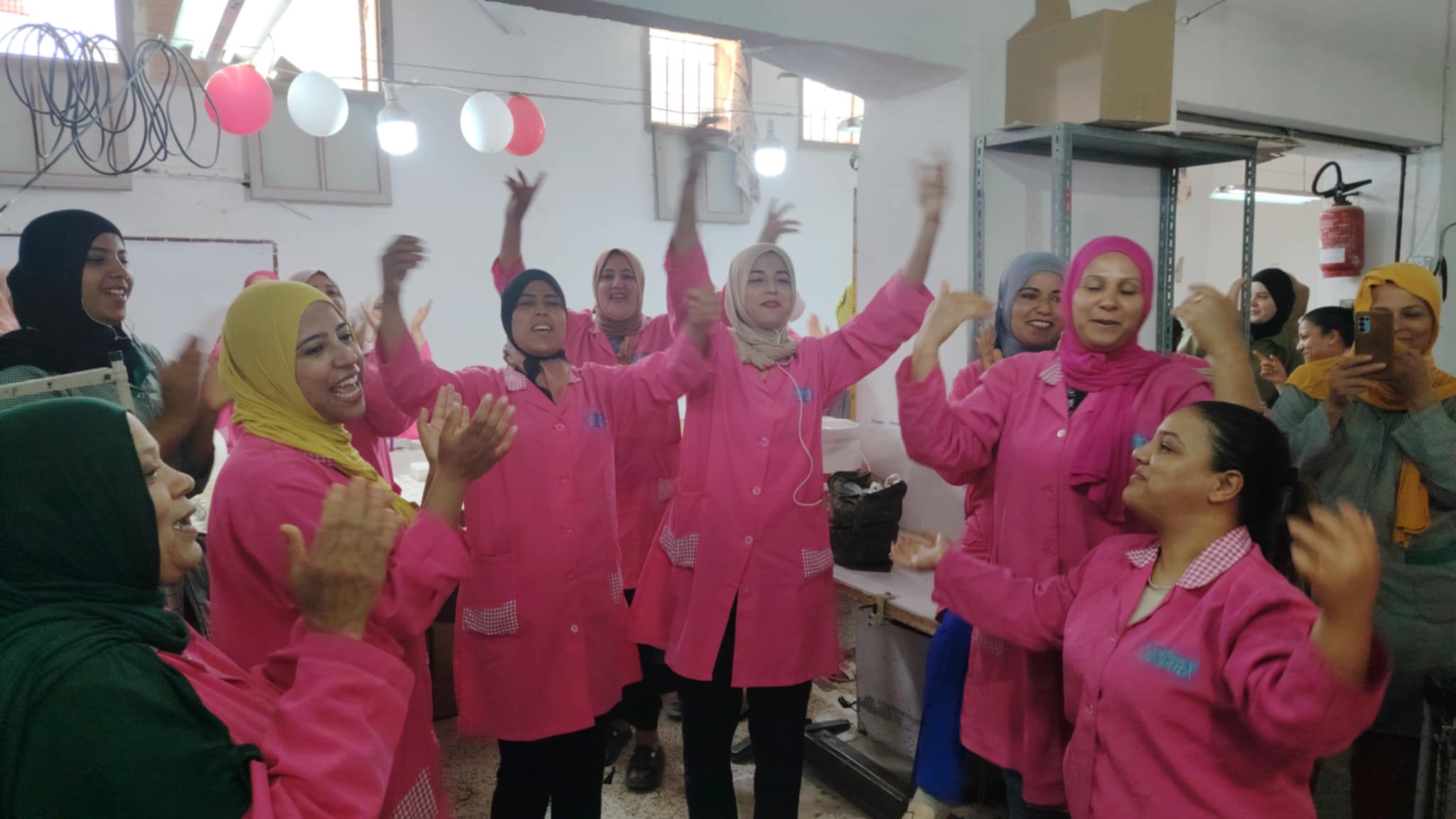 فرحة عاملات إحدى المصانع  بالجهة بالترسيم