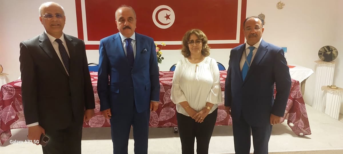 وزير الخارجية يزور المركز الثقافي والاجتماعي التونسي "دار التونسي بنيس"
