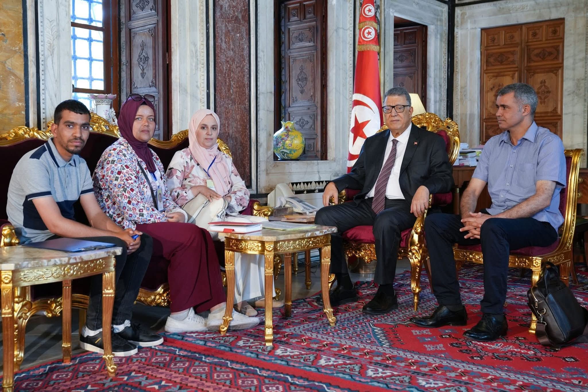 رئيس مجلس النواب يستقبل مجموعة من الأساتذة المعتصمين أمام مقر المجلس.