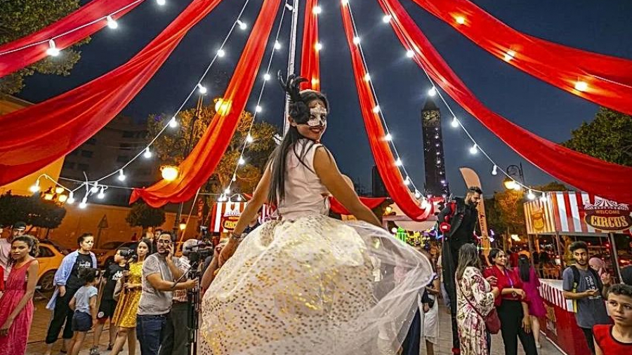  المهرجان الدولي لفنون السيرك وفنون الشارع يحول الفسحة الشاطئية برادس الى ساحة للفرجة