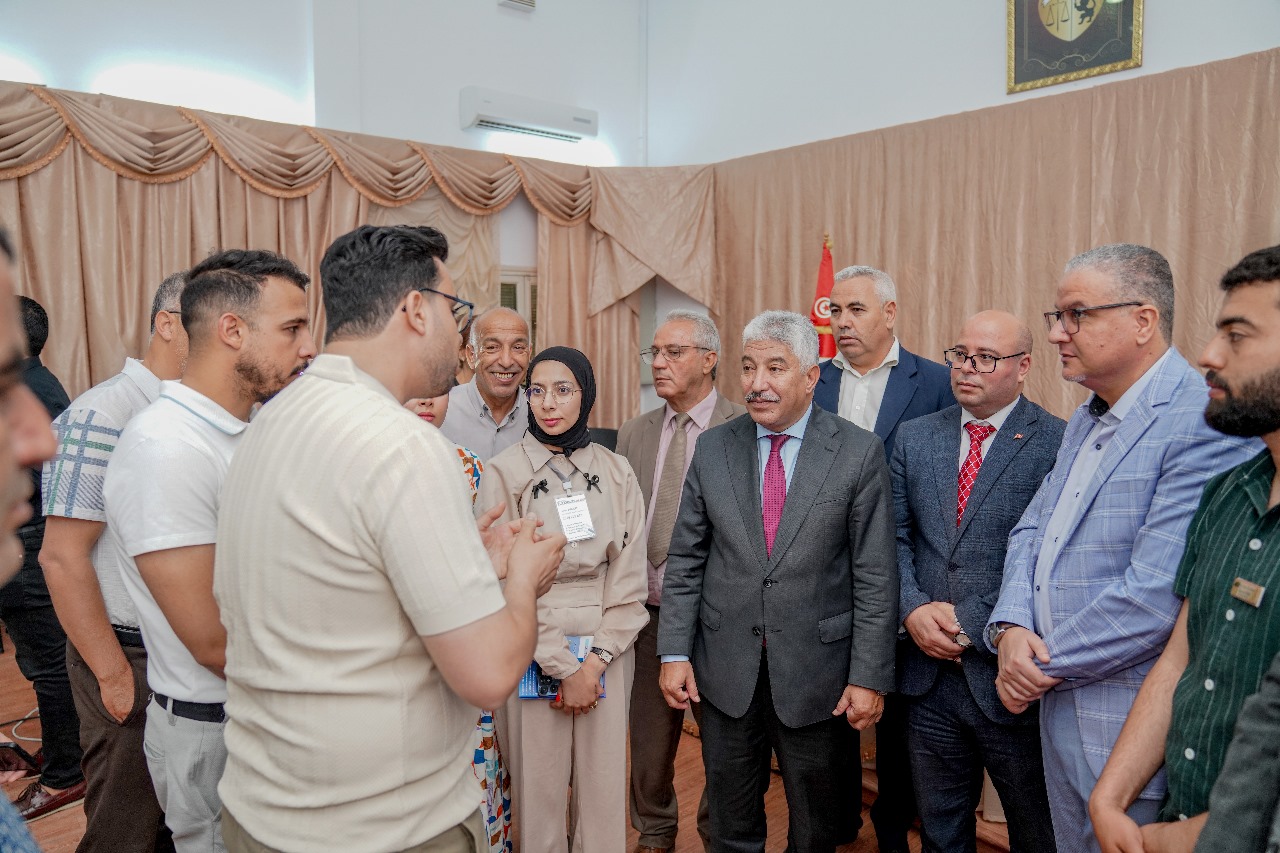 وزير التشغيل: 2000 منتفعا بنظام المبادر الذّاتي تسلموا بطاقاتهم