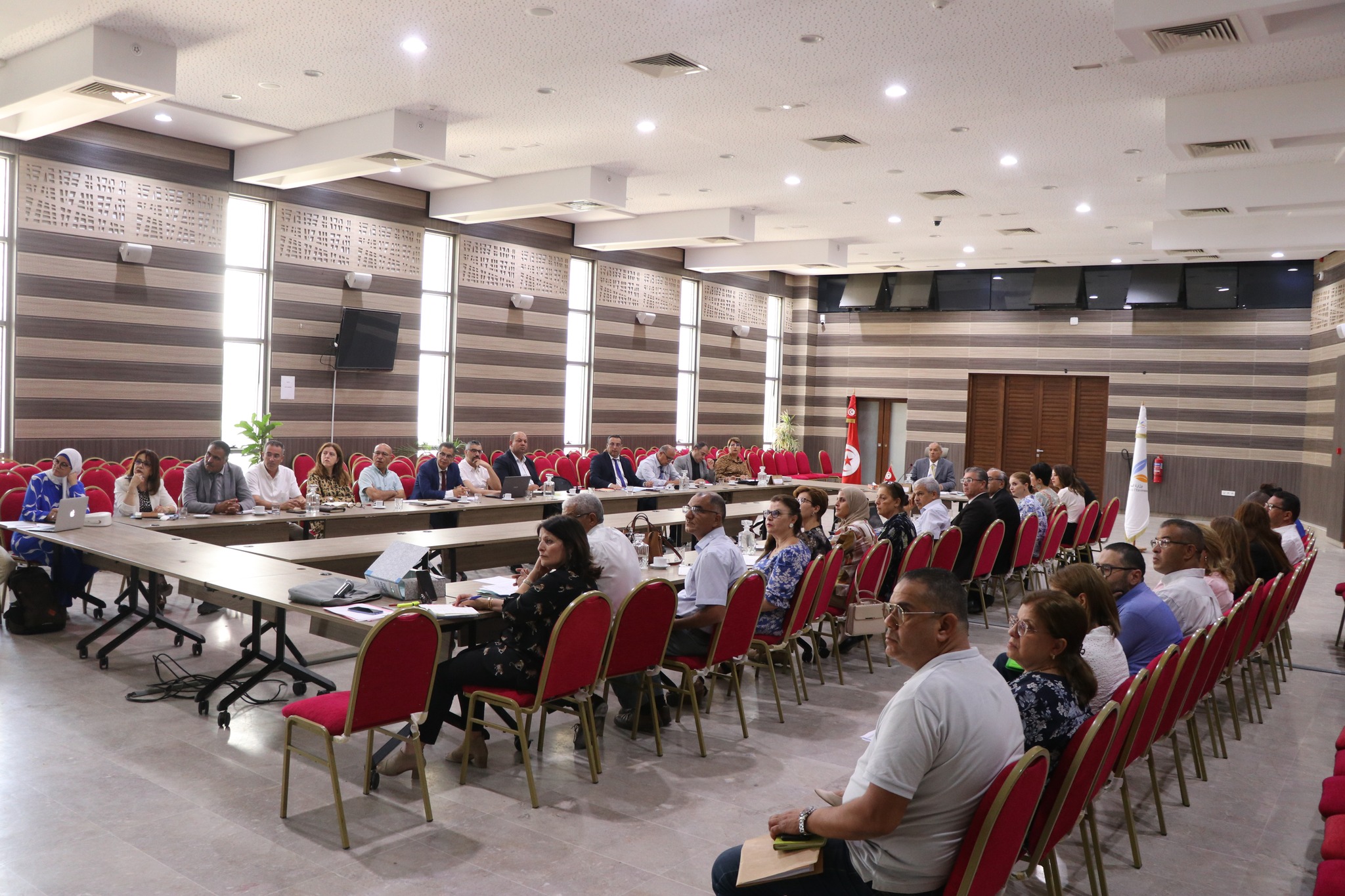 وزير البيئة يشرف على جلسة عمل اللجنة القطاعية للبيئة