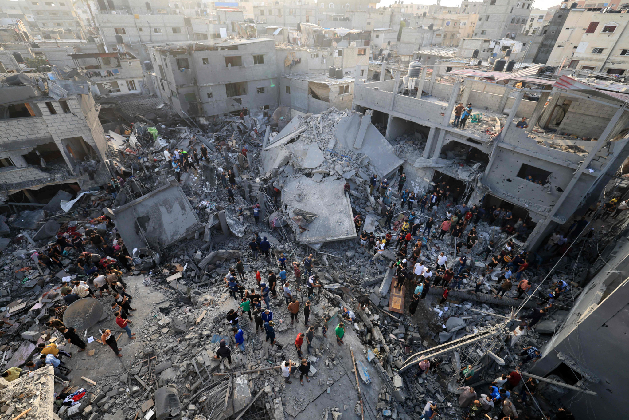 استشهاد 30 فلسطينيا في قصف صهيوني على منتظري المساعدات ومنازل وخيام بقطاع غزة