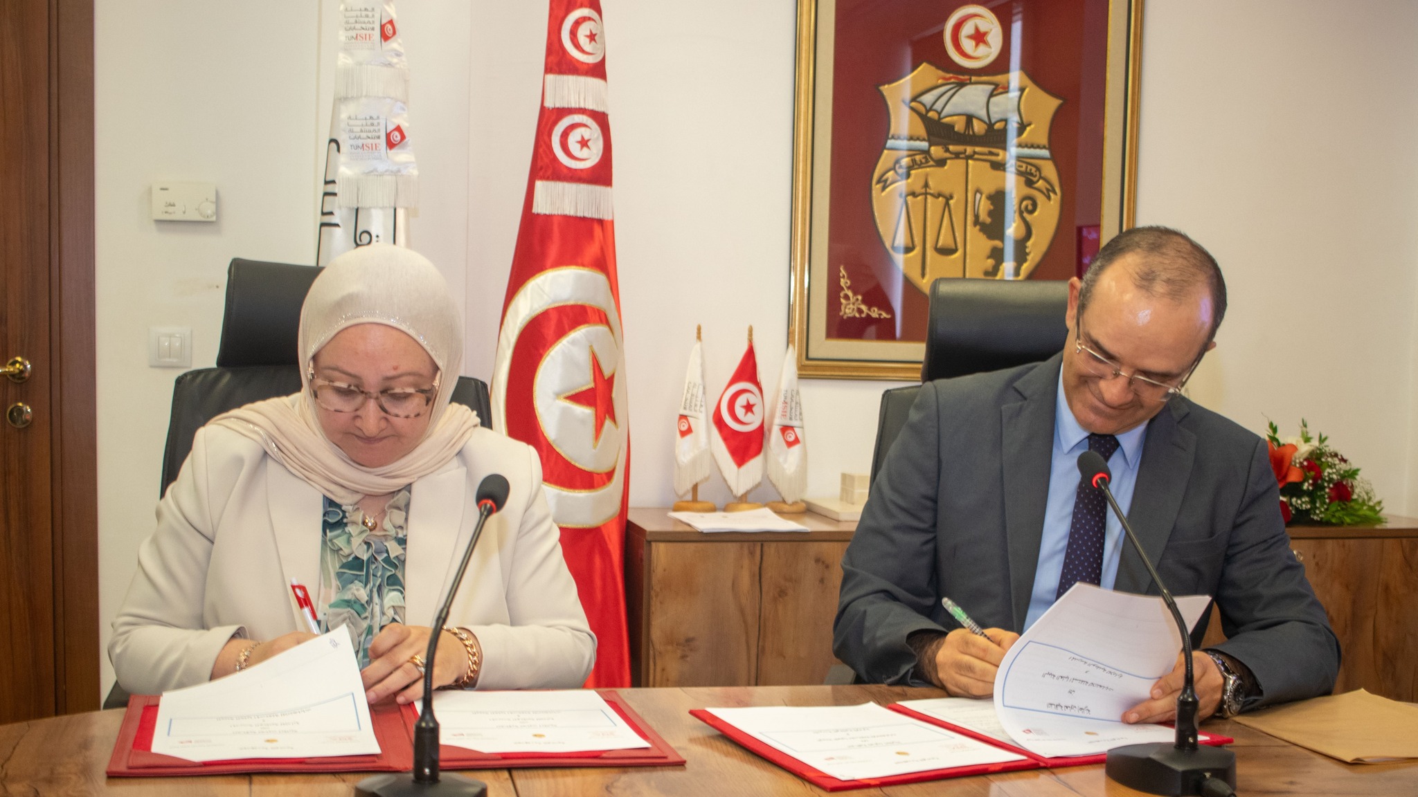 التوقيع على اتفاقية تعاون إطارية بين هيئة الانتخابات والمدرسة الوطنية للإدارة