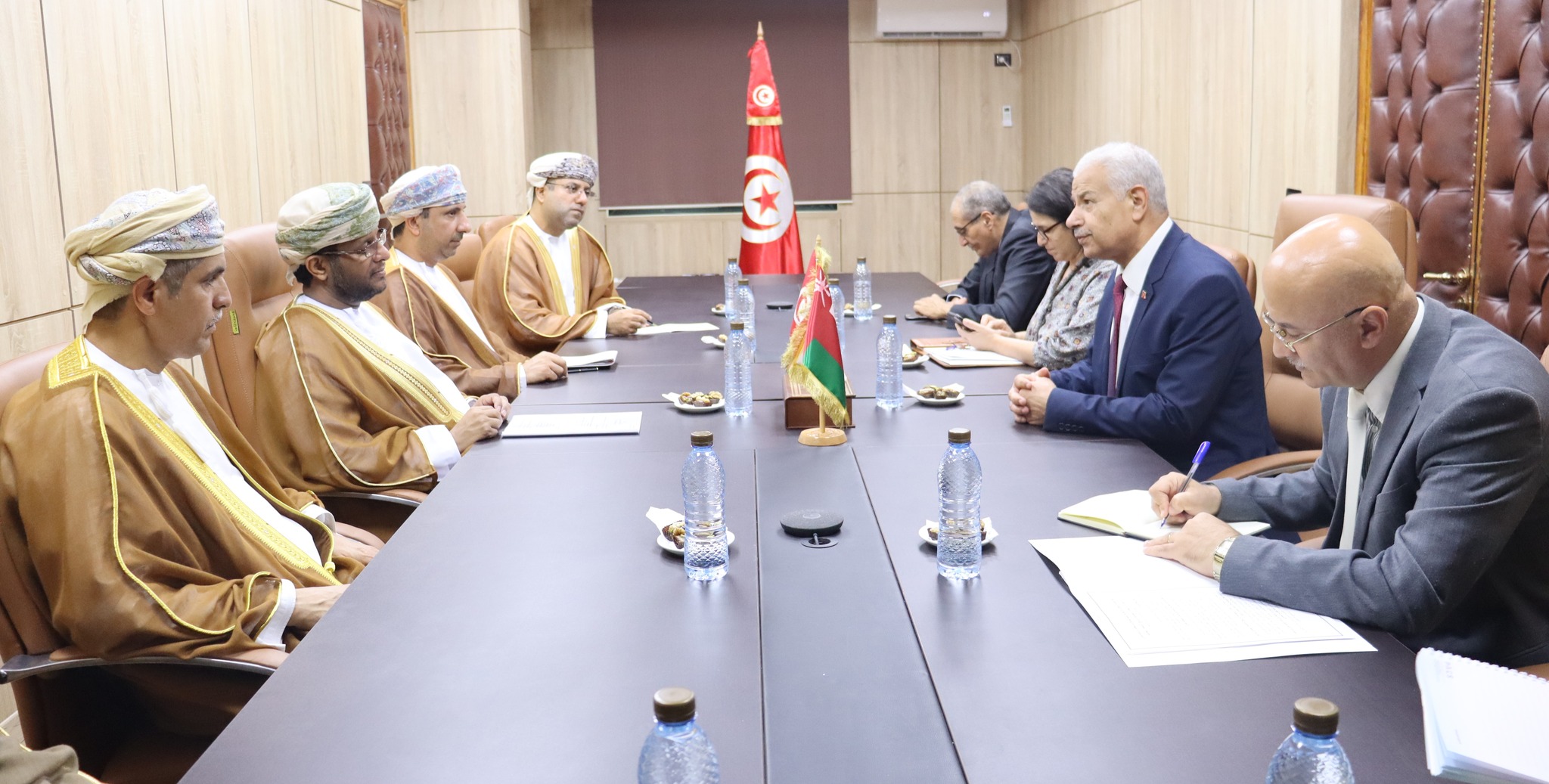 تعزيز التبادل الاقتصادي والتجاري محور لقاء وزير التجارة وتنمية الصادرات ووكيل وزارة التجارة والصناعة وترويج الاستثمار العماني
