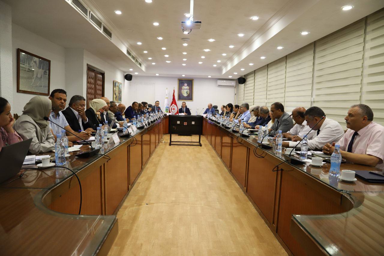 جلسة عمل حول الخطّة الجهويّة لتنمية قطاع التّمور بولاية توزر 