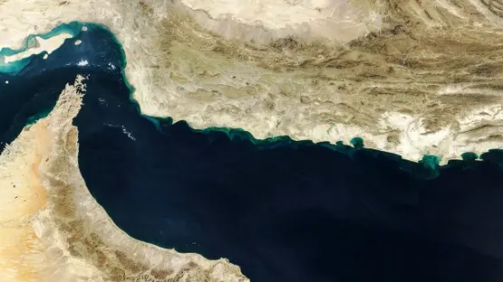 البرلمان الإيراني يوافق على إغلاق مضيق هرمز