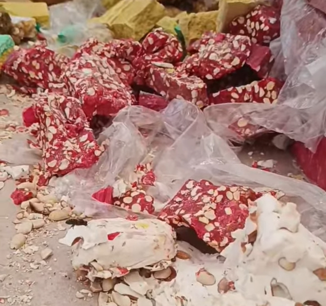 الحلوة العربي بمختلف أنواعها من خصوصيات وعادات  اهالي معتمدية مكثر من لاية سليانة وخاصة في السوق الأسبوعي 