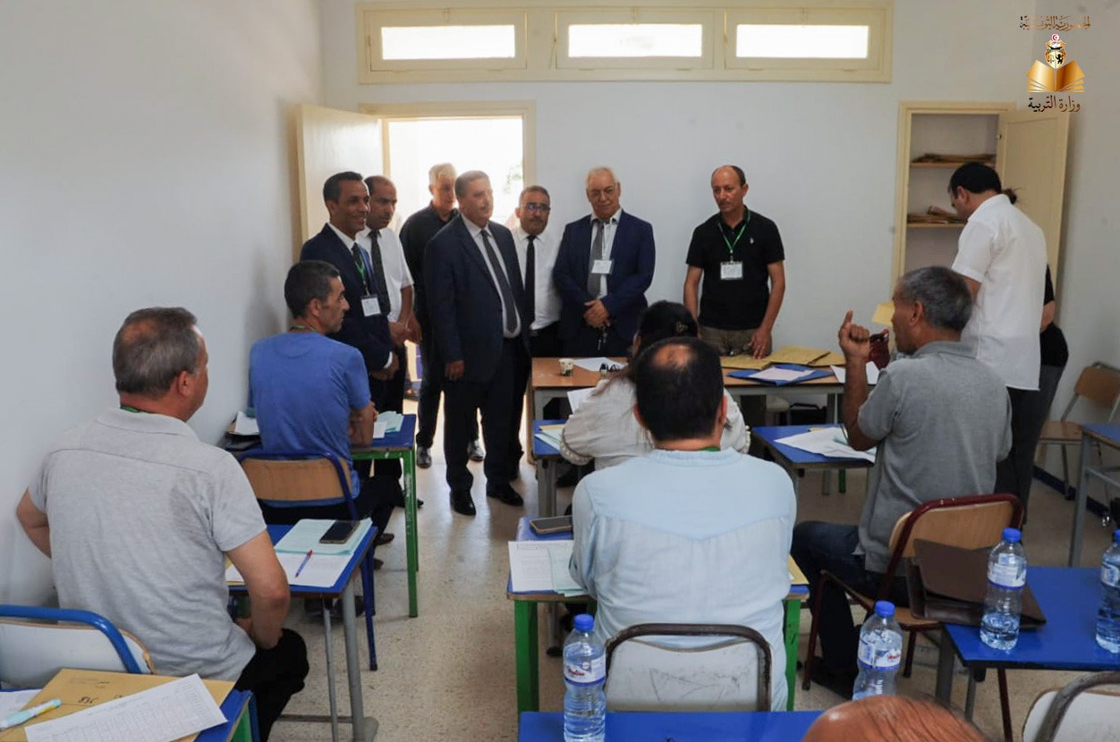 وزير التربية يطلع على ظروف إصلاح اختبارات شهادة ختم التعليم الأساسي العام والتقني المفتوح بالمدرسة الاعدادية ابن خلدون بولاية أريانة.