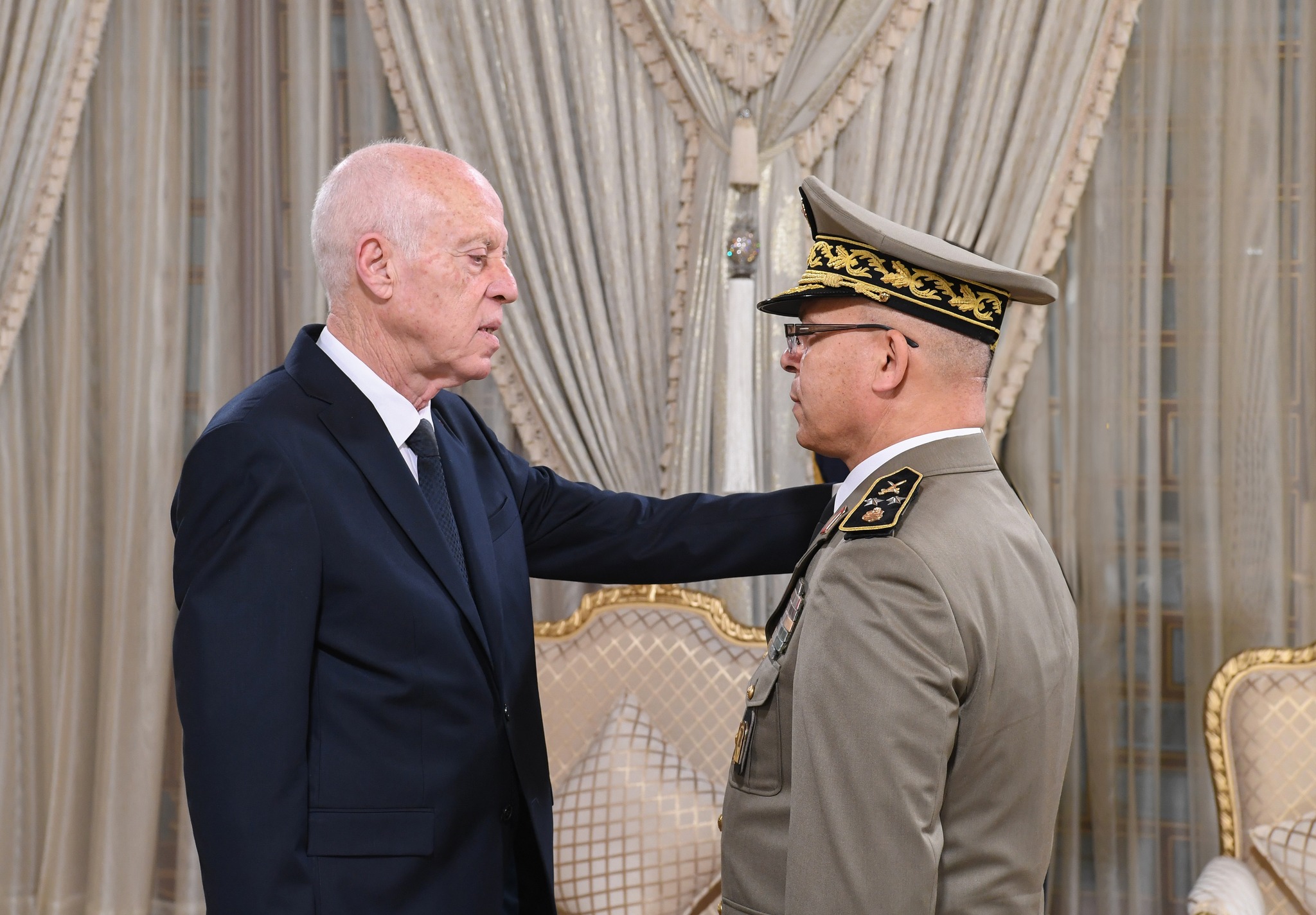  رئيس الجمهورية يشرف على موكب تولّى خلاله ترقية كلّ من أمير اللواء صالح بن عبد السلام وأمير اللواء الأمجد الحمامي إلى رتبة فريق