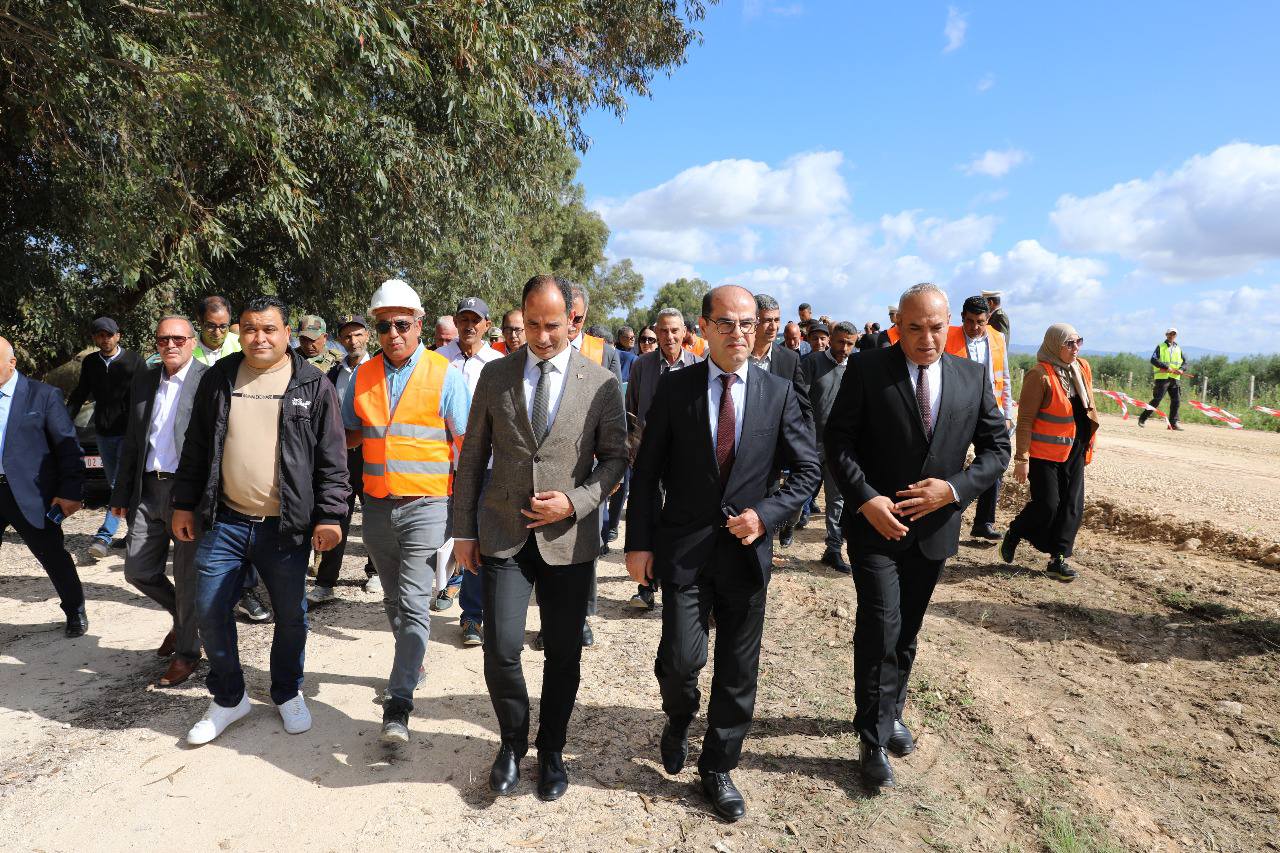 وزير التجهيز والاسكان يعطى اشارة انطلاق عدد من المشاريع ويتابع تقدم انجاز احد اكبر الجسور على وادى مجردة