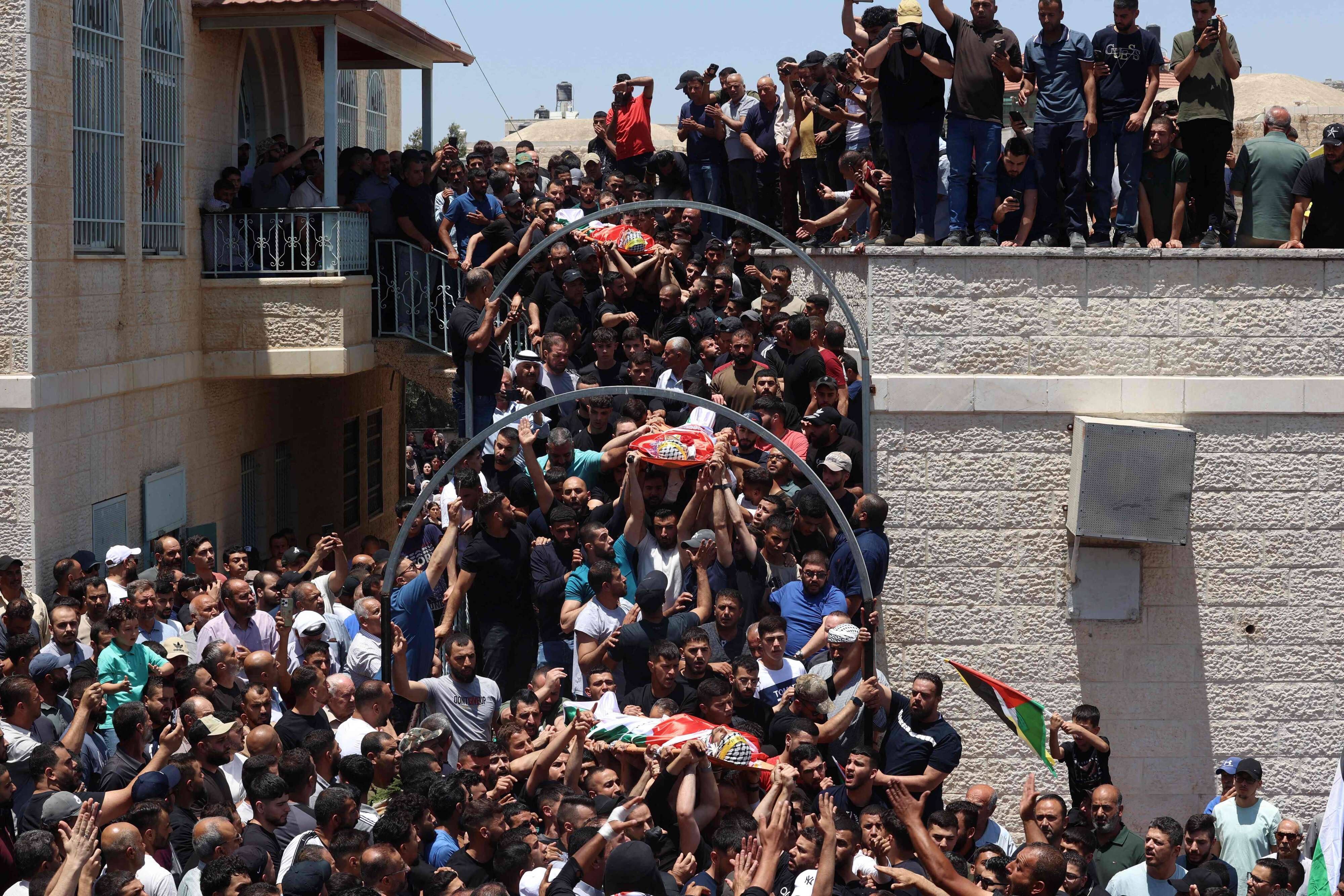 استشهاد 21 فلسطينيا بنيران الجيش الصهيوني